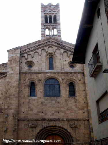 FACHADA DE PONIENTE. DECORACIN LOMBARDA Y CAMPANARIO